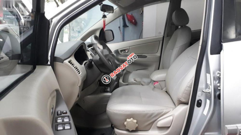 Bán Toyota Innova 2.0E đời 2010, màu bạc như mới, giá 472tr-4