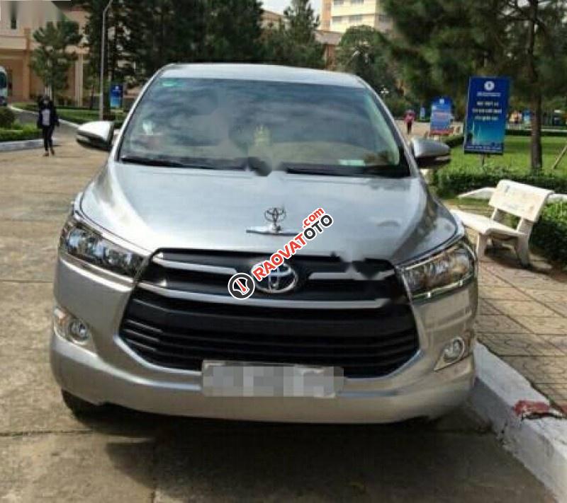 Cần bán lại xe Toyota Innova E đời 2017, màu bạc, 690tr-1