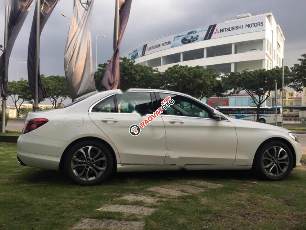 Cần bán gấp Mercedes C200 đời 2017, màu trắng-0