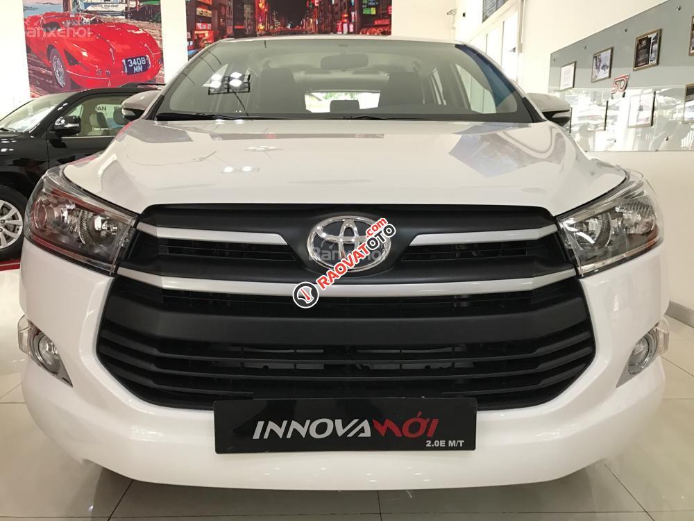 Bán Toyota Innova 2.0E đời 2017, màu trắng-0