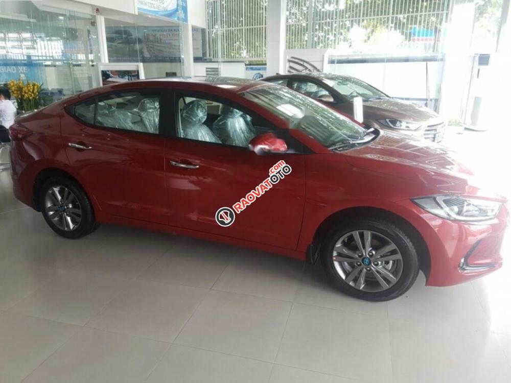 Bán xe Hyundai Elantra 1.6AT đời 2017, màu đỏ-0