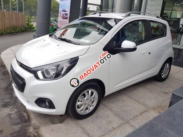 Bán ô tô Chevrolet Spark LT 2017, màu trắng, giá tốt-0