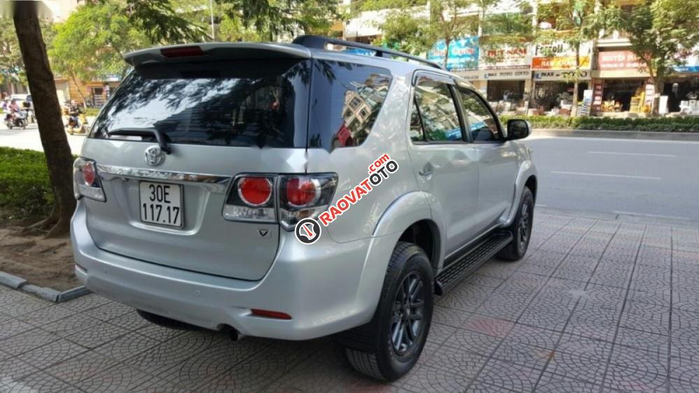 Cần bán xe Toyota Fortuner V 4x4 AT đời 2015, màu bạc còn mới, giá 825tr-1