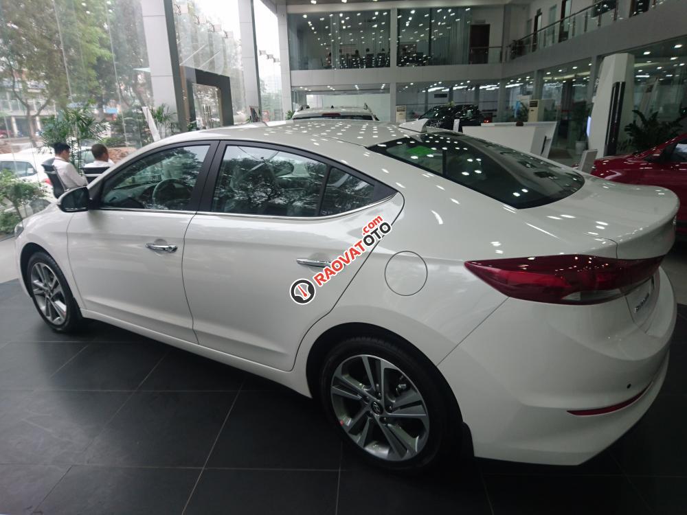 Hyundai Elantra 2018 màu trắng, các phiên bản, giá cạnh tranh, mua xe chỉ từ 115 triệu - LH 090.467.5566-7