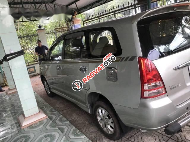 Bán xe Toyota Innova đời 2006, màu bạc, giá 355tr-5