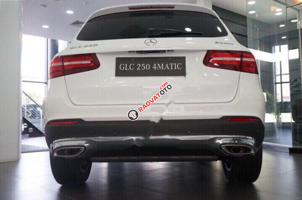 Cần bán Mercedes GLC 250 4Matic đời 2017, màu trắng-4