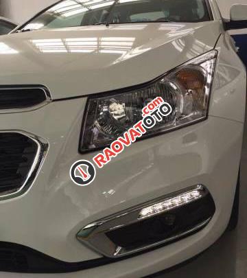 Cần bán Chevrolet Cruze đời 2017, màu trắng-0