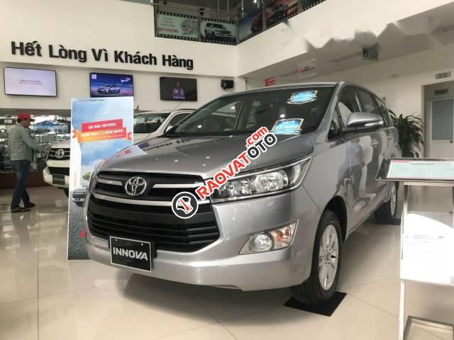 Bán xe Toyota Innova đời 2017, màu bạc-2