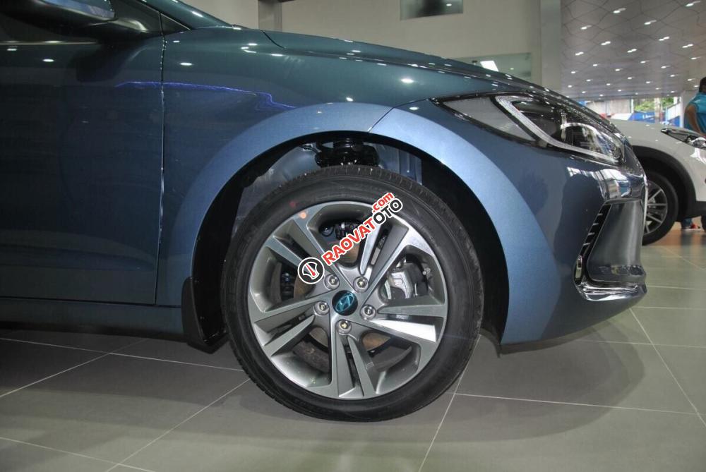 Hyundai Quận 4- Elantra 1.6 AT, màu xanh đá. Giá 730 triệu bao gồm tất cả chi phí. LH Hương: 0902.608.293-18