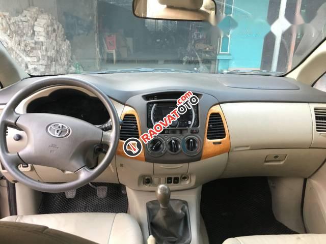 Cần bán Toyota Innova đời 2010, màu vàng-4