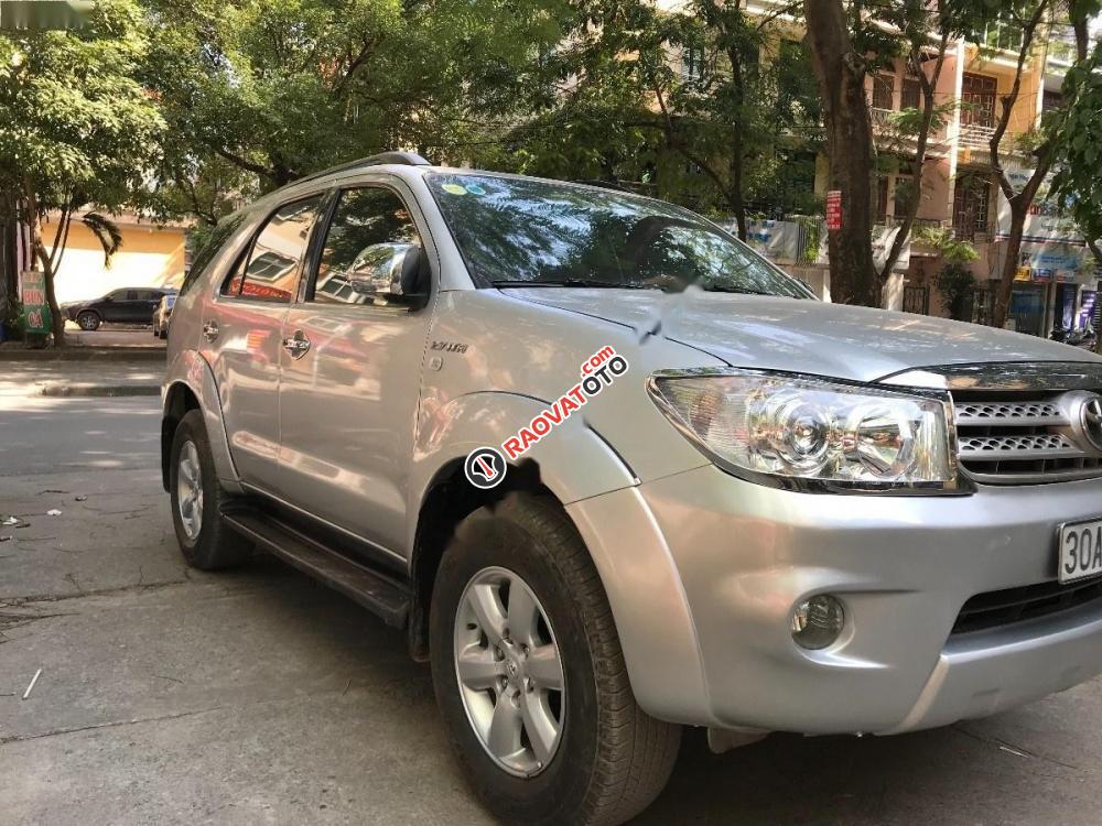 Bán Toyota Fortuner 2.7V 4x4 AT sản xuất 2010, màu bạc còn mới, giá 545tr-0