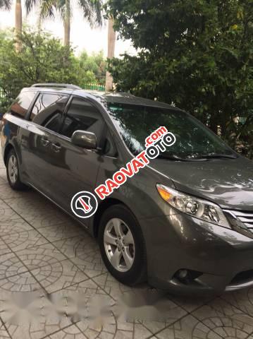 Bán ô tô Toyota Sienna đời 2010, màu xám  -1