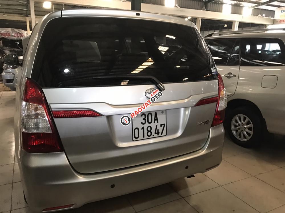 Bán Toyota Innova E MT đời 2014, màu bạc số sàn, giá chỉ 569 triệu-0