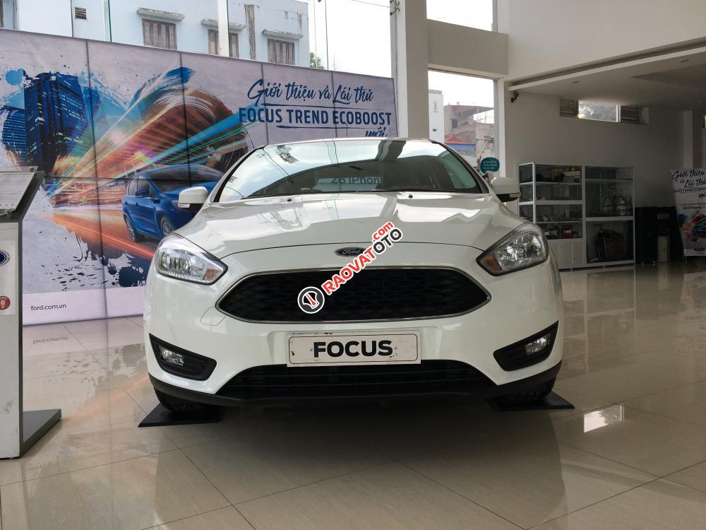 Bán xe Ford Focus Trend 1.5 AT Ecoboost Hatchback 2017, màu trắng, giao xe ngay, hỗ trợ trả góp-0