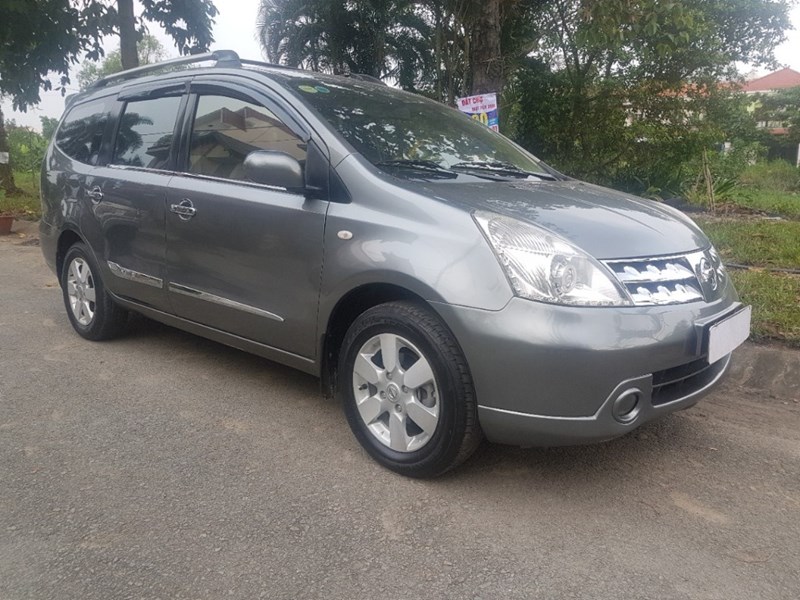 Cần bán gấp Nissan Grand livina sản xuất 2011, màu xám, nhập khẩu chính hãng, số tự động, 385tr-1
