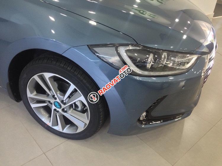 Hyundai Quận 4- Elantra 1.6 AT, màu xanh đá. Giá 730 triệu bao gồm tất cả chi phí. LH Hương: 0902.608.293-7