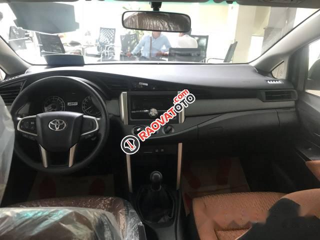 Bán xe Toyota Innova đời 2017, màu bạc-4