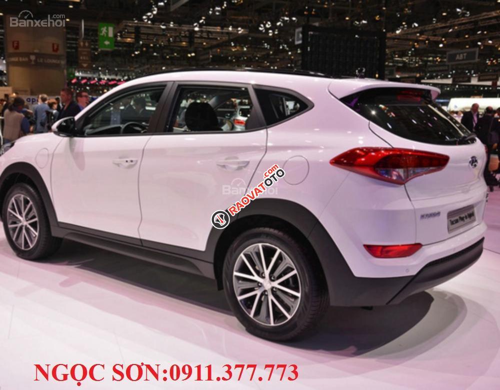 Cần bán Hyundai Tucson mới, màu trắng, LH Ngọc Sơn: 0911377773-9