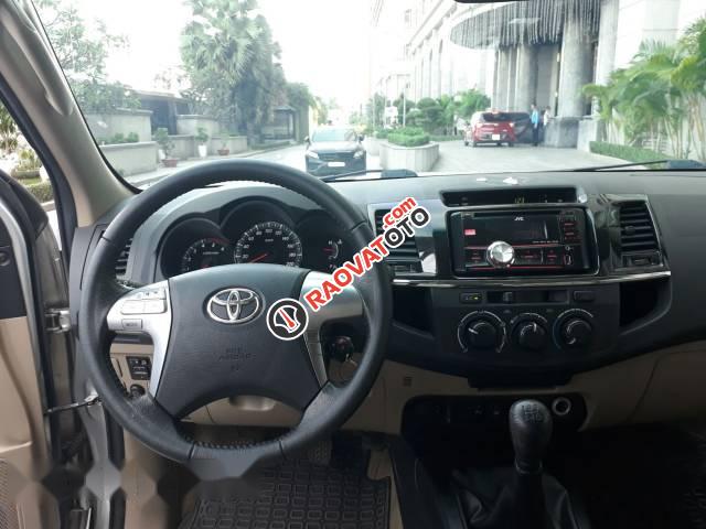 Bán xe Toyota Fortuner G đời 2015, màu bạc xe gia đình-3