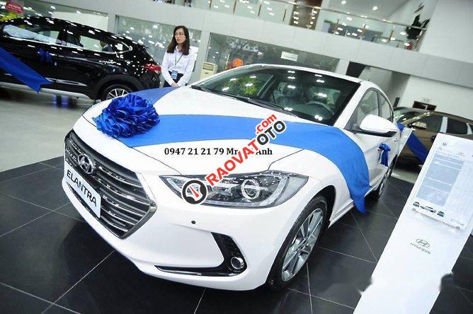 Bán Hyundai Elantra đời 2017, màu trắng-5