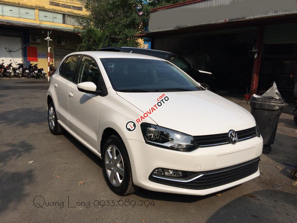 Polo Hatchback Volkswagen màu trắng, nhập khẩu - Giá tốt giao, xe tận nhà. LH Long 0933689294-0