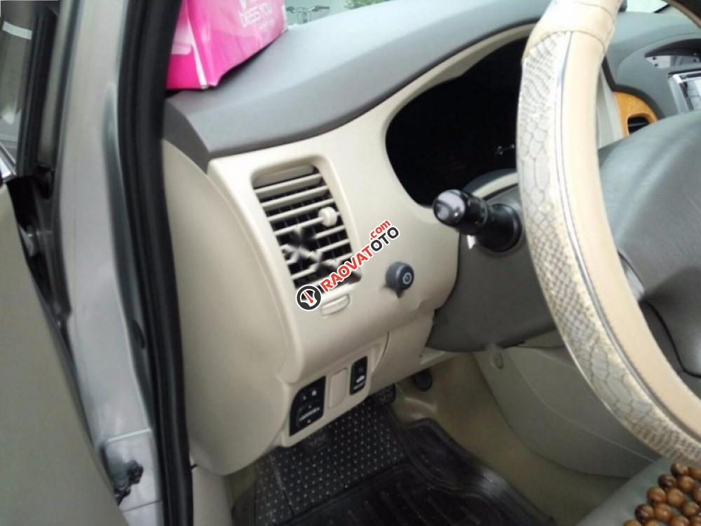 Bán Toyota Innova G đời 2011, màu bạc xe gia đình, giá tốt-5