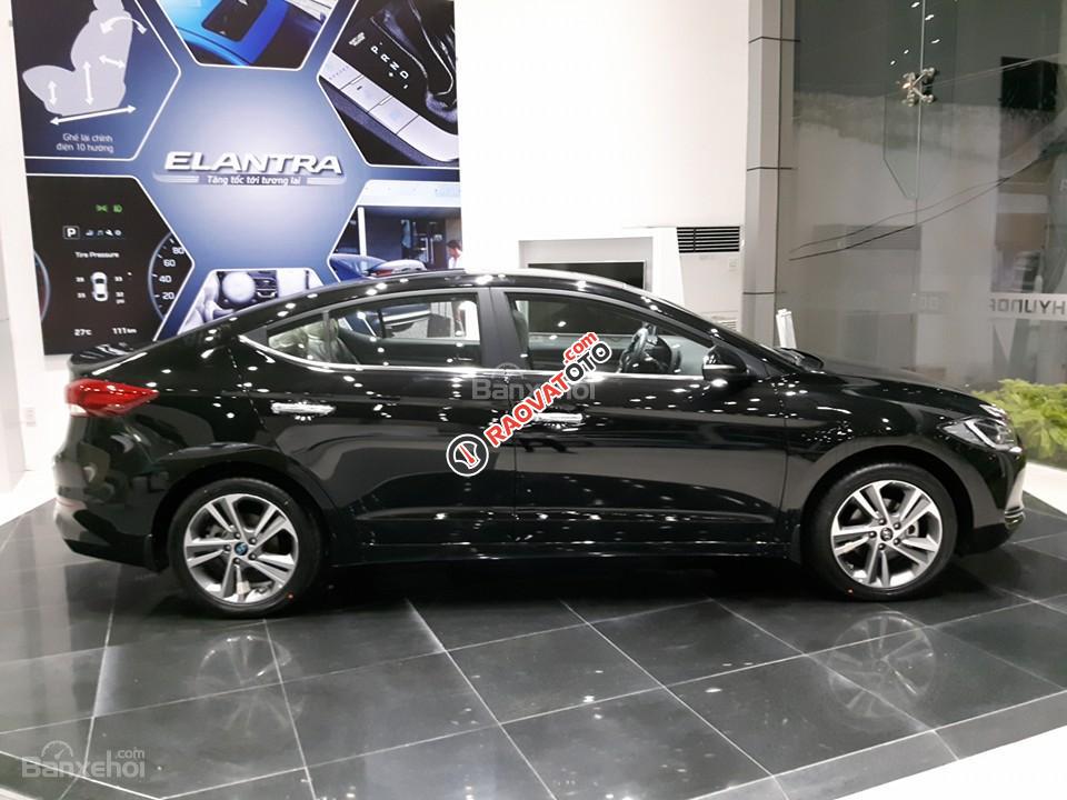 Bán ô tô Hyundai Elantra 2.0 AT đời 2018, màu đen: 0961917516-1