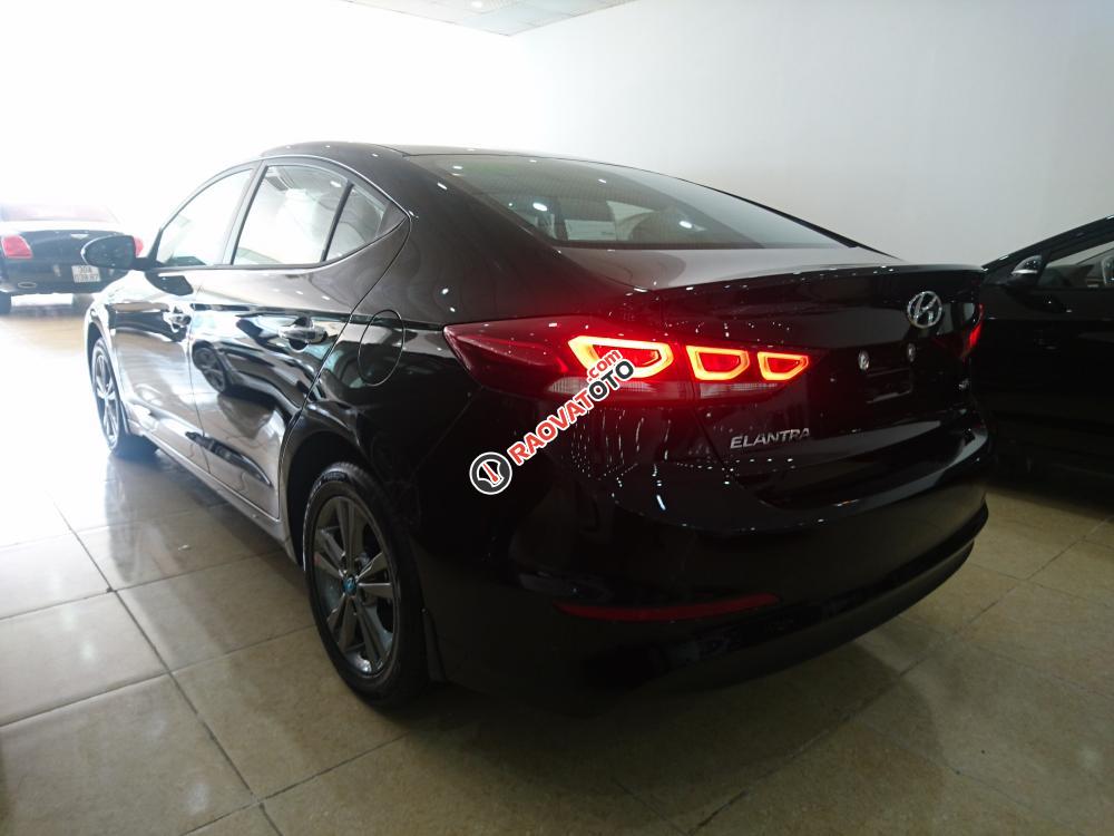 Bán Hyundai Elantra đời 2018, màu đen, các phiên bản MT, AT, mua xe chỉ từ 115 triệu - LH 090.467.5566-7