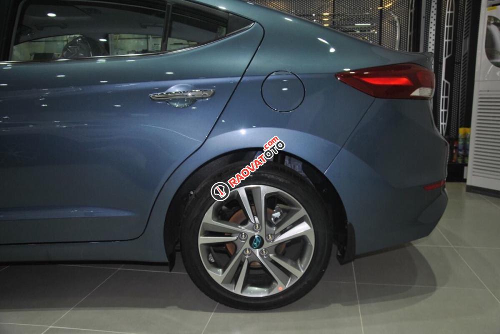 Hyundai Quận 4- Elantra 1.6 AT, màu xanh đá. Giá 730 triệu bao gồm tất cả chi phí. LH Hương: 0902.608.293-15