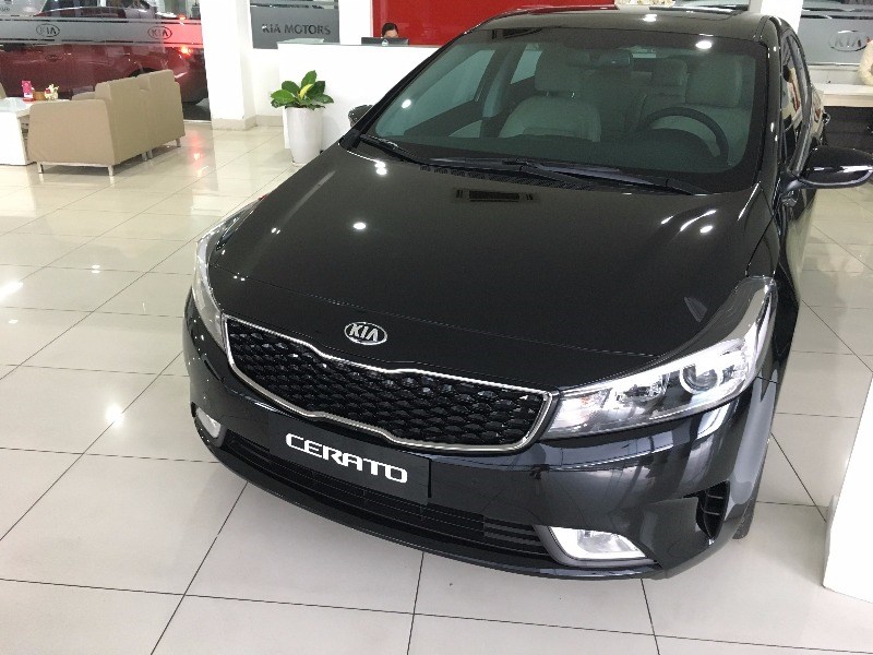 Cần bán xe Kia Cerato 1.6 AT năm 2017, màu đen, nhập khẩu chính hãng-1