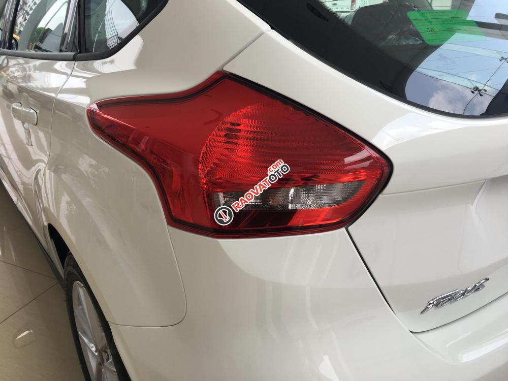 Bán xe Ford Focus Trend 1.5 AT Ecoboost Hatchback 2017, màu trắng, giao xe ngay, hỗ trợ trả góp-10