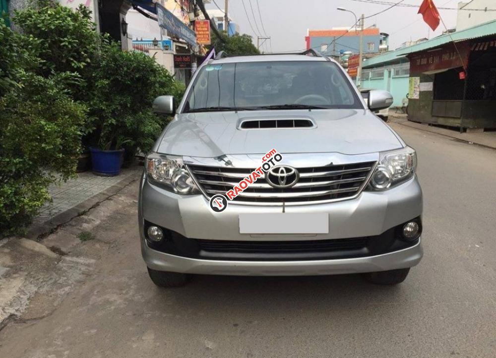 Cần bán chiếc Toyota Fortuner 2.5G MT 2014, máy dầu màu bạc-1