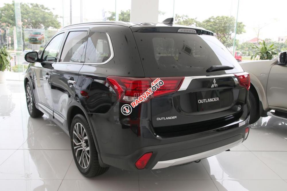 Bán xe Mitsubishi Outlander tại Quảng Nam, xe có sẵn, giá xe ưu đãi, LH Quang: 0905596067-2