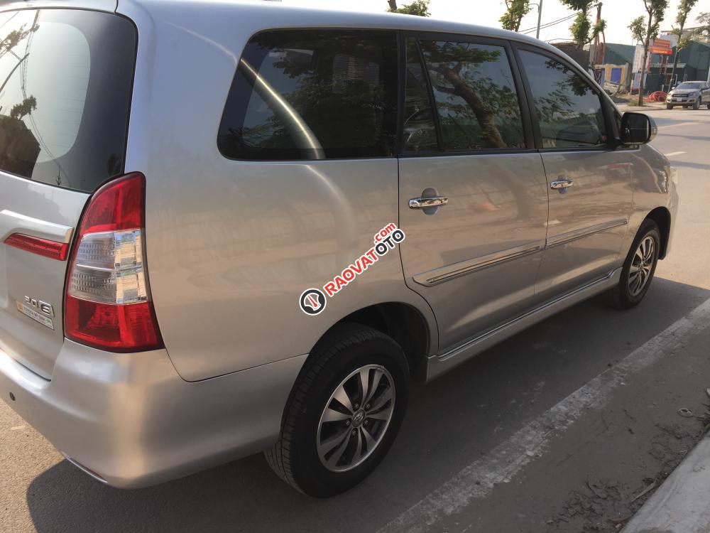 Bán xe Toyota Innova E màu ghi bạc số sàn, SX: 2016, biển số Hà Nội-4