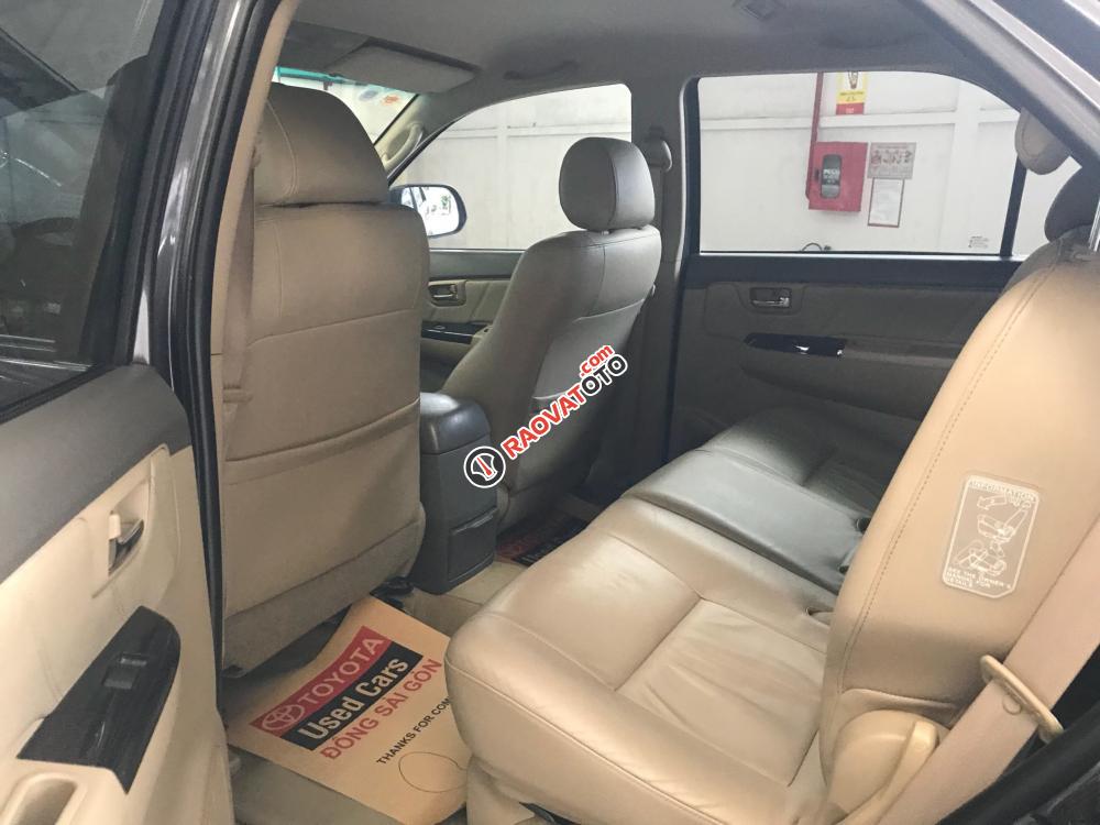 Bán Toyota Fortuner V(4x2) năm 2013, màu xám (ghi), giá tốt-4