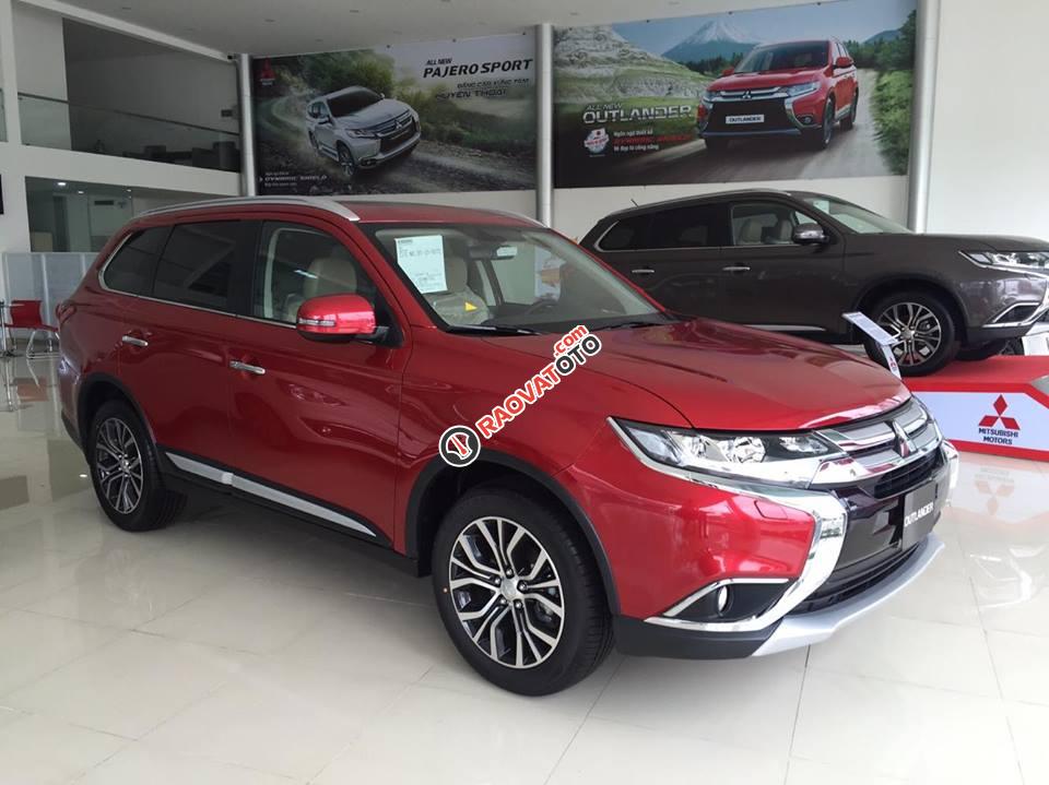 Cần bán xe Mitsubishi Outlander đời 2018, tiết kiệm xăng 7L/100km, cho vay đến 90%, LH: 0905910199-1