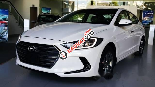 Bán ô tô Hyundai Elantra sản xuất 2017, màu trắng-5