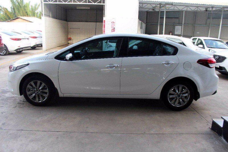 Cần bán xe Kia Cerato đời 2017, màu trắng, xe nhập-2