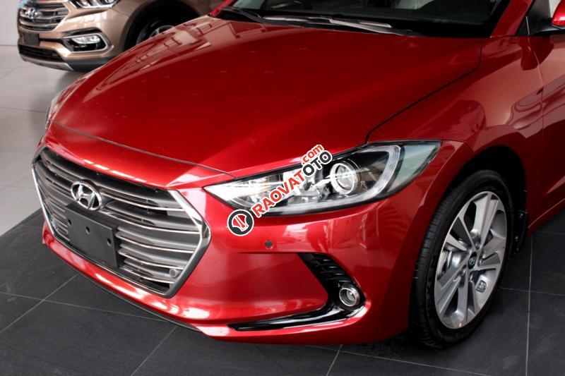 Giá xe Elantra 1.6 AT, màu đỏ, đã bao gồm phí trước bạ. Chỉ có 150 triệu lấy xe, LH Hương: 0902.608.293-6