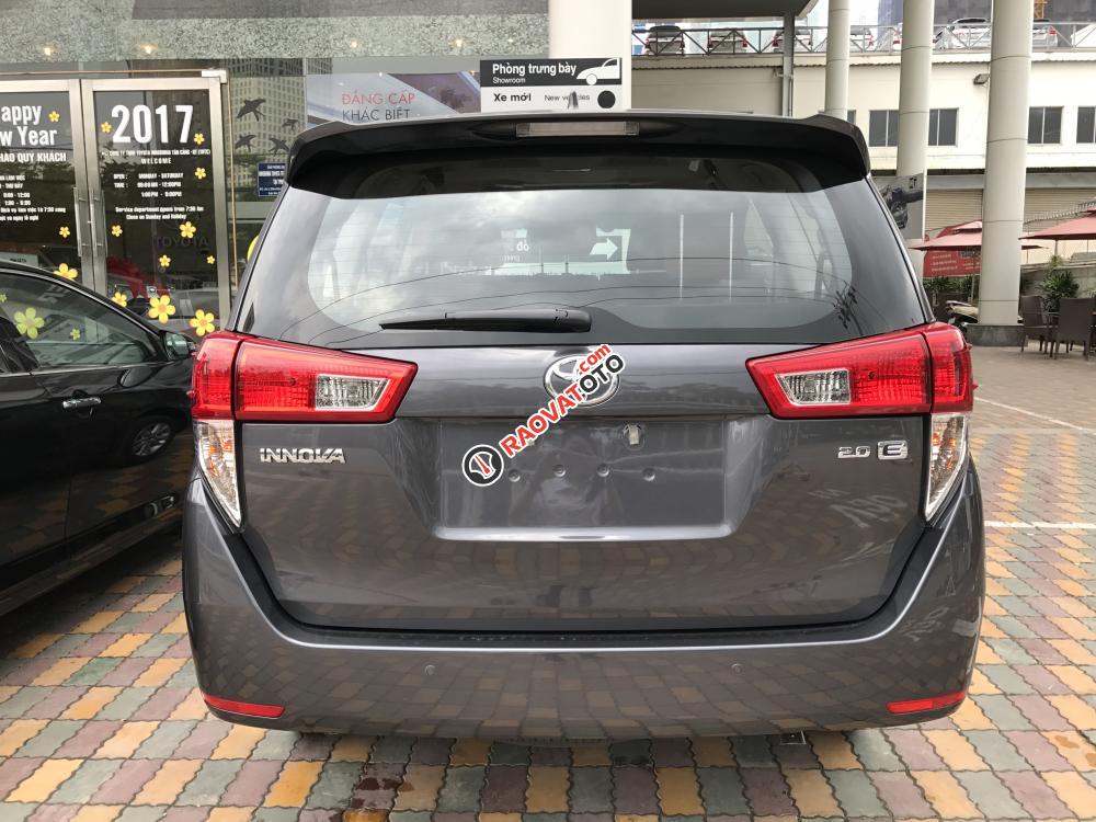 Bán xe Toyota Innova 2.0E đời 2017, màu xám, giá 723tr-2