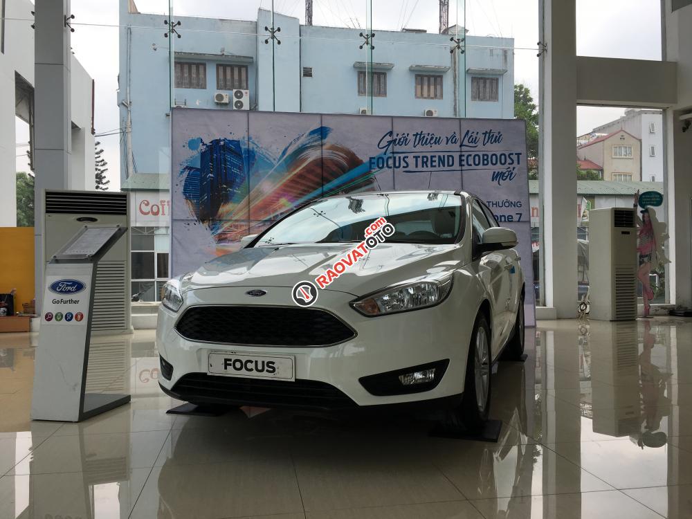 Bán xe Ford Focus Trend 1.5 AT Ecoboost Hatchback 2017, màu trắng, giao xe ngay, hỗ trợ trả góp-1