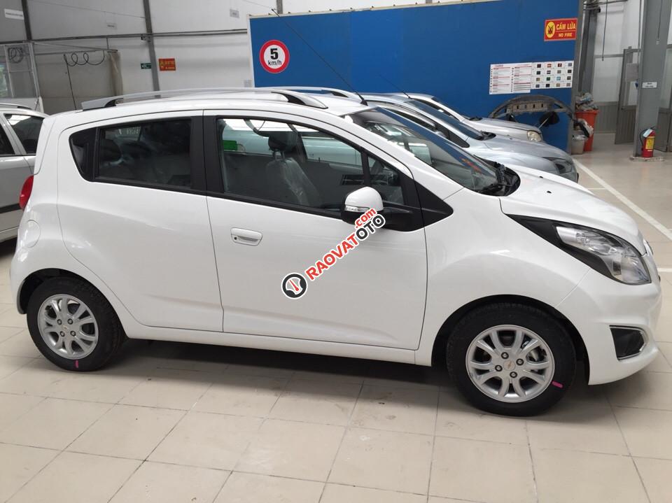 Chevrolet Spark LT 1.2L màu trắng, hỗ trợ mua xe trả góp, lãi suất ưu đãi - LH: 090.102.7102-1