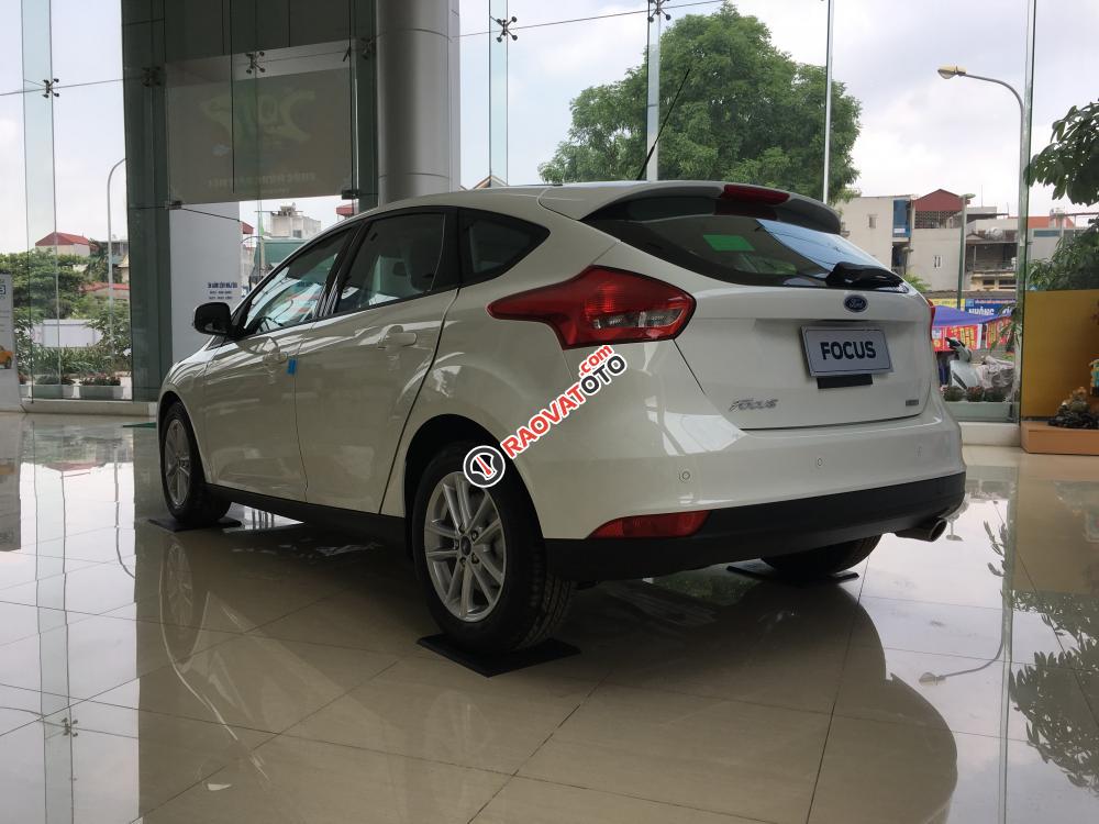 Bán xe Ford Focus Trend 1.5 AT Ecoboost Hatchback 2017, màu trắng, giao xe ngay, hỗ trợ trả góp-3