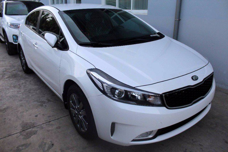 Cần bán xe Kia Cerato đời 2017, màu trắng, xe nhập-1