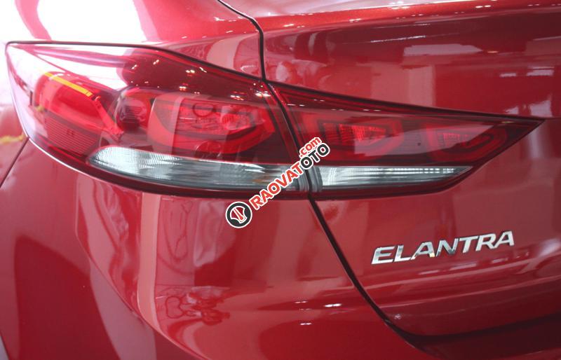 Giá xe Elantra 1.6 AT, màu đỏ, đã bao gồm phí trước bạ. Chỉ có 150 triệu lấy xe, LH Hương: 0902.608.293-17