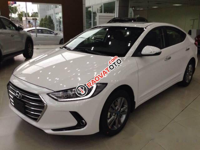 Cần bán Hyundai Elantra đời 2017, màu trắng-4