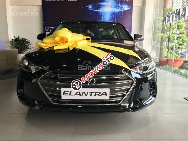 Elantra 1.6 AT màu đen, xe mới 100%, giao xe ngay, 730tr bao gồm lăn bánh, 150 triệu lấy xe- 0902.608.293-7