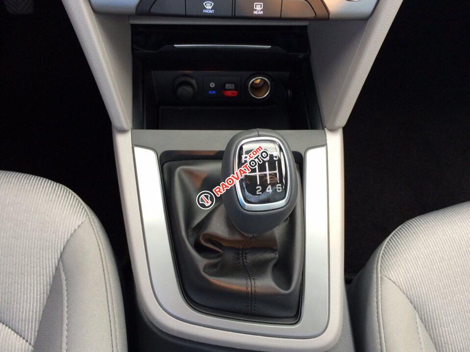 Hyundai Quận 4- Elantra 1.6 AT, màu xanh đá. Giá 730 triệu bao gồm tất cả chi phí. LH Hương: 0902.608.293-11