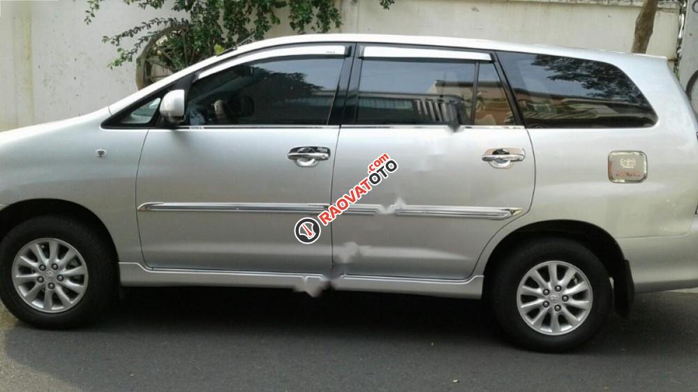 Cần bán Toyota Innova 2.0E sản xuất 2013, màu bạc chính chủ-2