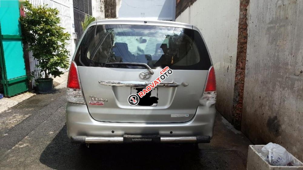 Bán Toyota Innova G đời 2011, màu bạc xe gia đình, giá tốt-4